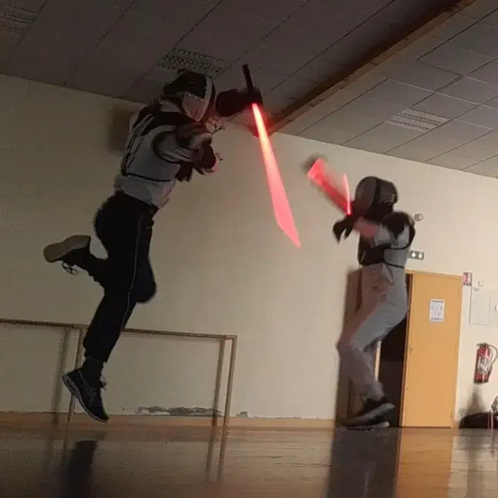 Groupe en plein combat de sabre laser, lames vertes et rouges, 17 octobre 2021.
