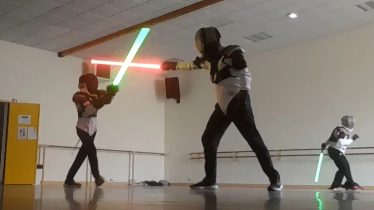 Saut en attaque lors d'un duel de sabre laser, lames rouges, 25 septembre 2021.