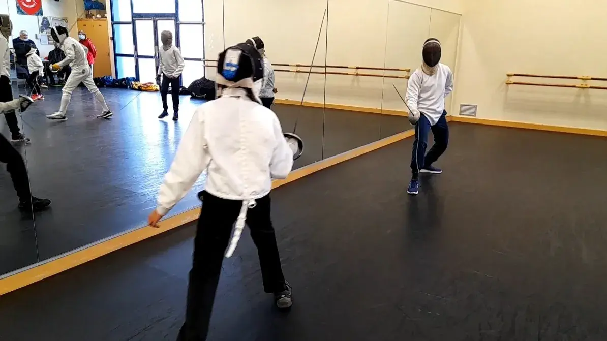 Échange de sabre laser, lame verte et lame rouge.