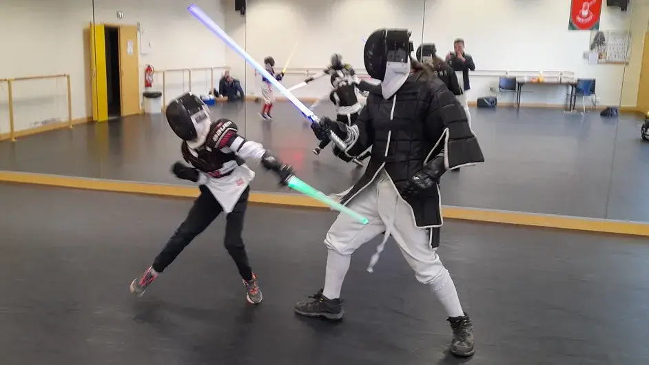 Combat de sabre laser bleu contre vert.
