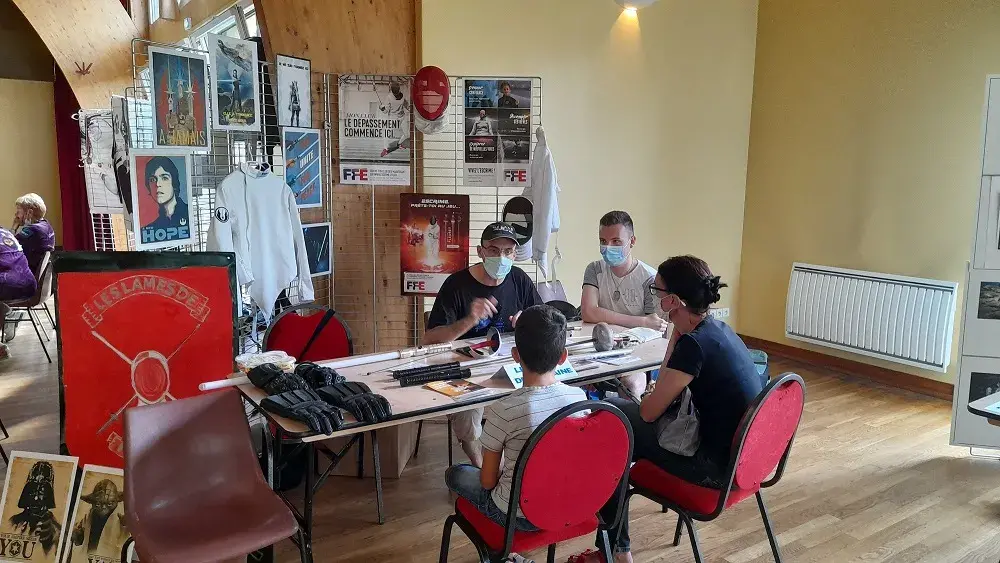 Stand du club, matériel d'escrime exposé, 2021.